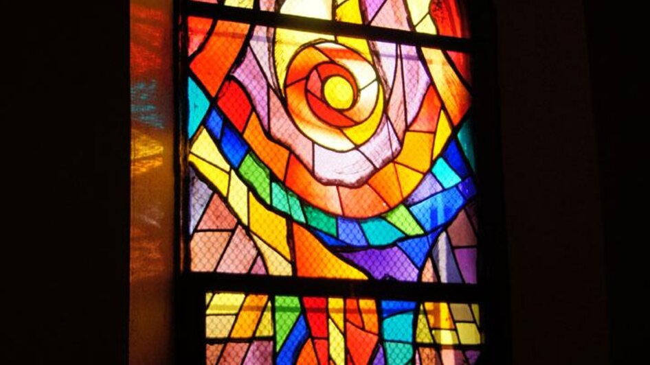 Bunte Glasfenster Riegersburg Pfarrkirche Innen | © Thermen- & Vulkanland