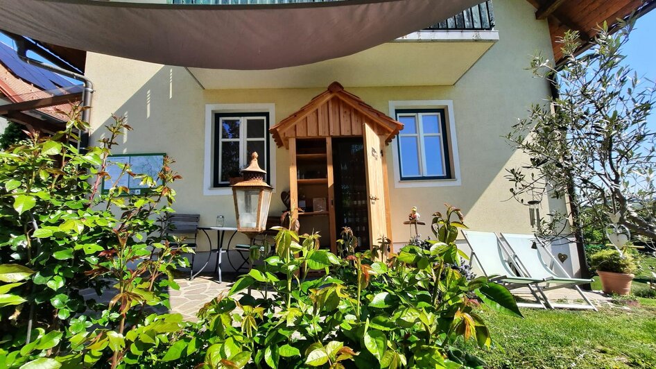 Ansicht von vorne mit Sitzgelegenheiten | © Familie Gollowitsch