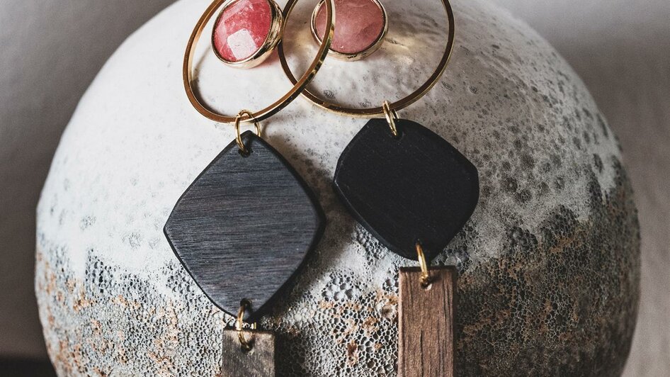 Ohringe aus Holz für Damen | © Astwerk