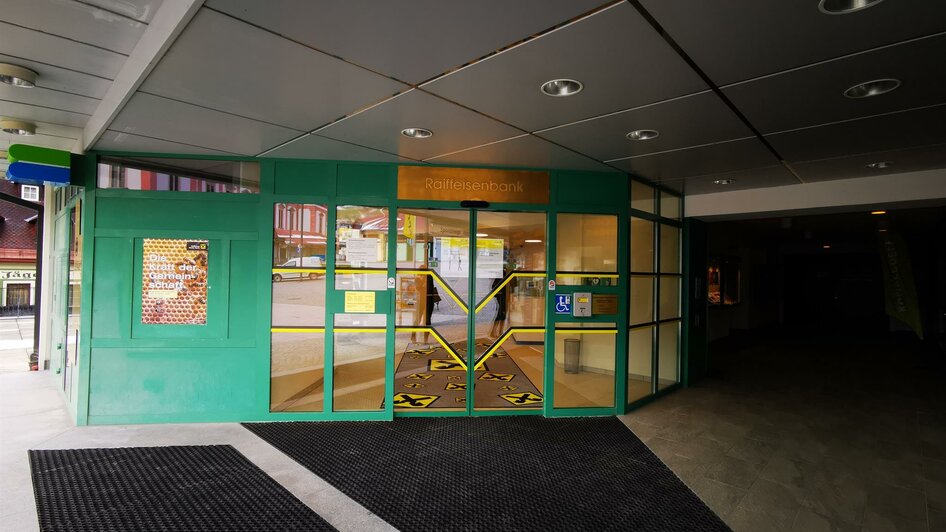 Eingang zur Raiffeisenbank Mariazell | © TVB Mariazeller Land/Brigitte Digruber