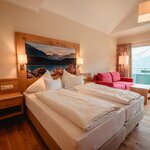 Photo of Double room, shower and bath, toilet, lake view | © Karl Steinegger