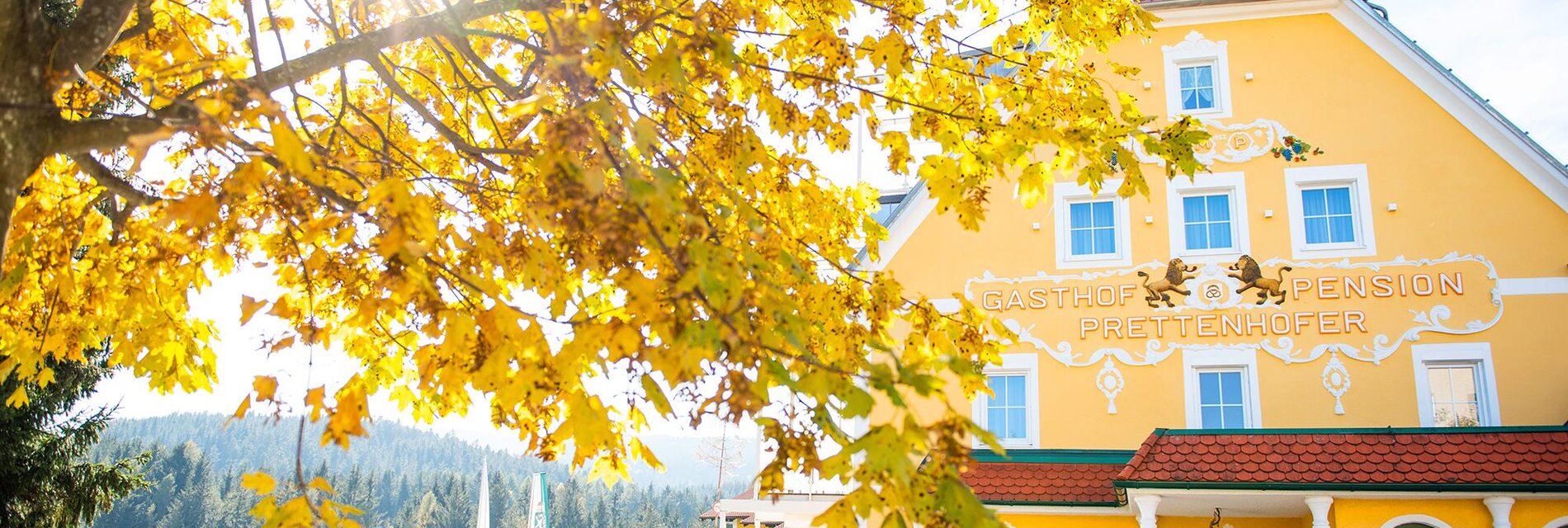 Joglland Hotel Front_Herbst_ Print quer © Studio A