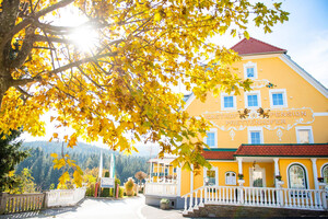 Joglland Hotel Front_Herbst_ Print quer © Studio A | © Joglland Hotel