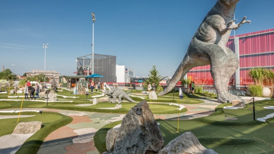 Minigolfplatz mit Dinosaurier-Thema in Graz, Freizeitaktivität im Freien.
