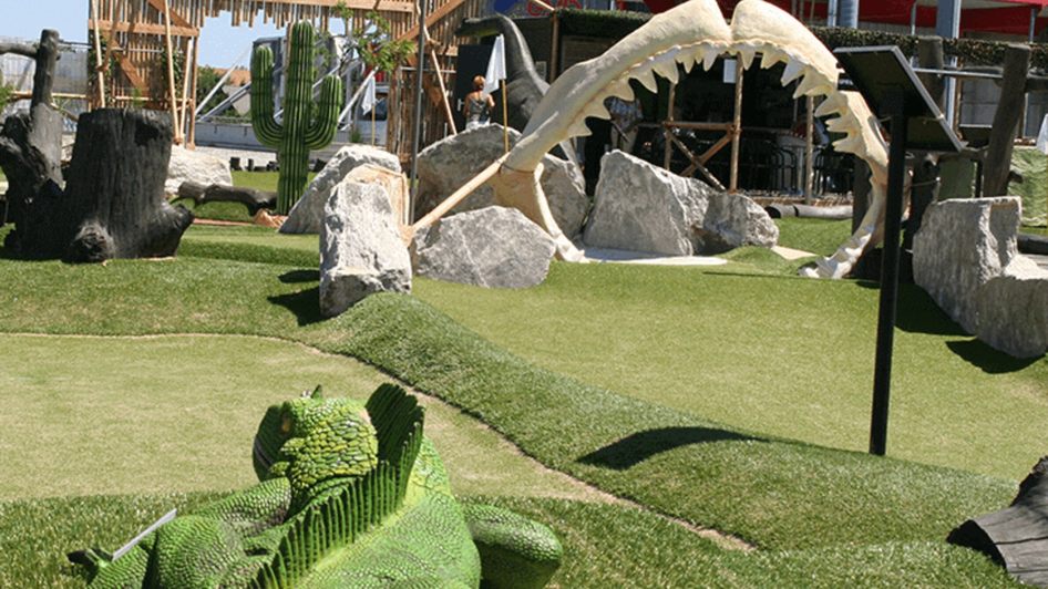 Minigolfplatz mit Dinosaurier und Haifisch-Skelett in Graz.