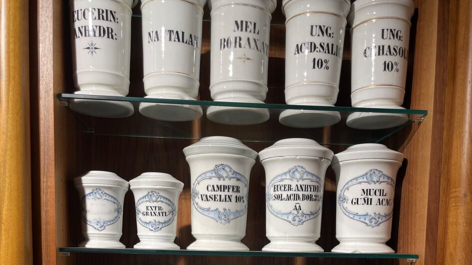 Historische Arzneitöpfe in der Adler Apotheke, sortiert nach Beschriftungen. | © Adler Apotheken Museum