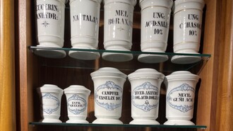 Historische Arzneitöpfe in der Adler Apotheke, sortiert nach Beschriftungen. | © Adler Apotheken Museum