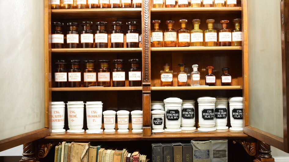 Einblick in die Adler Apotheke mit zahlreichen Flaschen und Büchern. | © Adler Apotheken Museum