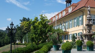 Ein schöner Garten mit einem historischen Schloss im Hintergrund. | © Ladies & Lord