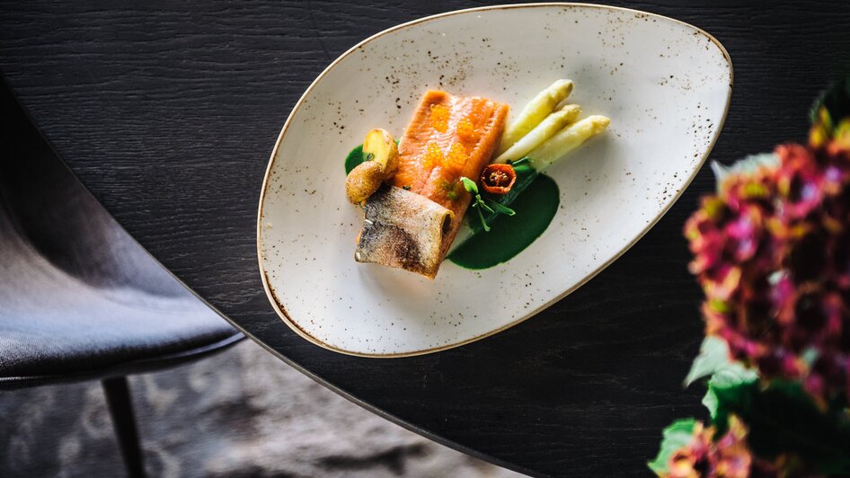 aiola im Schloss I Essen & Trinken in Graz | © aiola - Joel Kernasenko Ein kunstvoll angerichtetes Gericht mit Fisch und Gemüse. | © aiola - Joel Kernasenko