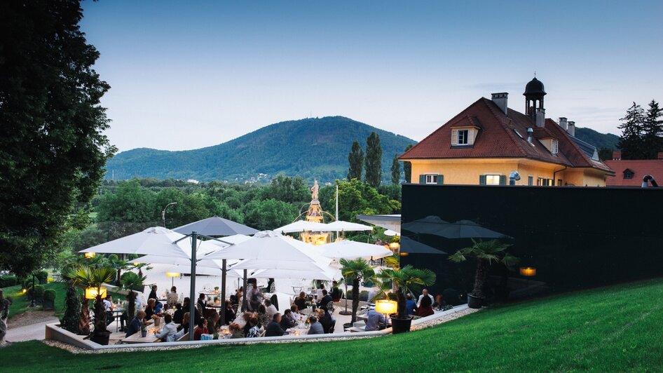 aiola im Schloss I Essen & Trinken in Graz | © aiola - Joel Kernasenko Blick auf das Restaurant aiola im Schloss in Graz mit Blick auf die Berge. | © aiola - Joel Kernasenko