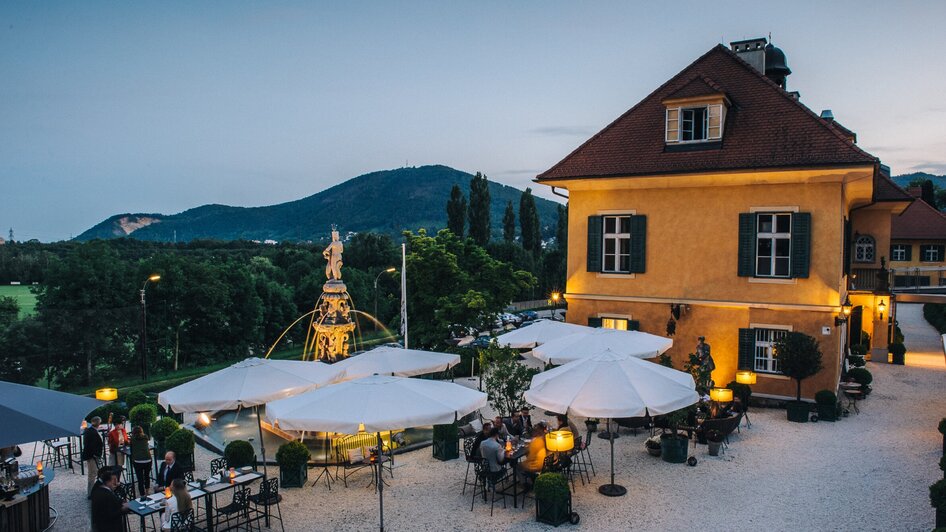 aiola im Schloss I Essen & Trinken in Graz | © aiola - Joel Kernasenko Ausblick auf das Restaurant aiola im Schloss mit Terrasse und Umgebung. | © aiola - Joel Kernasenko