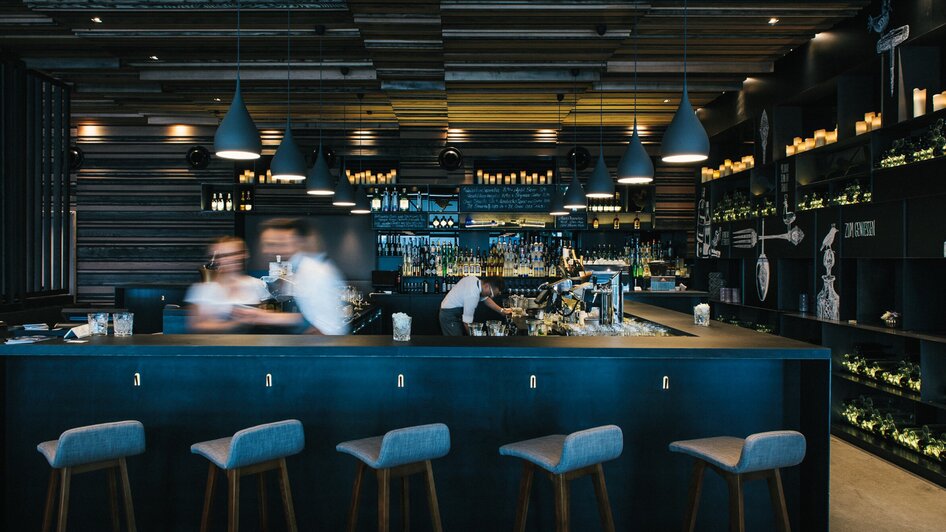 aiola im Schloss I Essen & Trinken in Graz | © aiola - Joel Kernasenko Moderne Bar in Graz mit stilvollem Holzdesign und Drinks. | © aiola - Joel Kernasenko