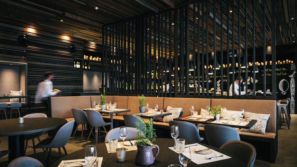 aiola im Schloss I Essen & Trinken in Graz | © aiola - Joel Kernasenko Moderne Restaurantansicht mit eleganten Tischen und Holzdekor. | © aiola - Joel Kernasenko
