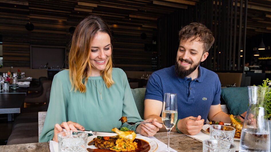 aiola im Schloss I Essen & Trinken in Graz | © Graz Tourismus - Werner Krug Paar genießt ein köstliches Essen in einem stilvollen Restaurant. | © Graz Tourismus - Werner Krug