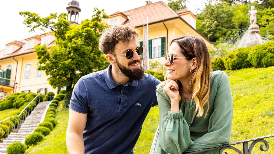 aiola im Schloss I Essen & Trinken in Graz | © Graz Tourismus - Werner Krug Pärchen vor dem Restaurant aiola im Schloss in Graz. | © Graz Tourismus - Werner Krug