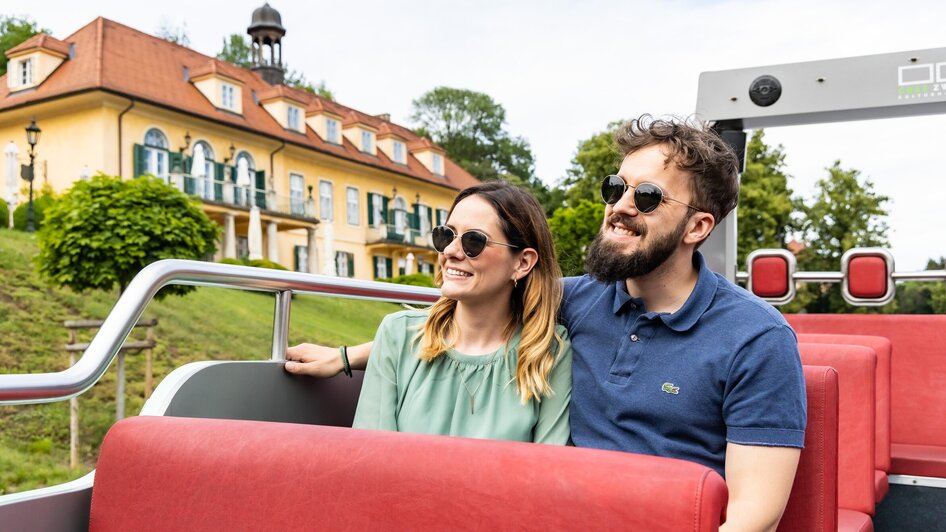 aiola im Schloss I Essen & Trinken in Graz | © Graz Tourismus - Werner Krug Pärchen genießt die Aussicht während einer Cabriobusfahrt in Graz. | © Graz Tourismus - Werner Krug