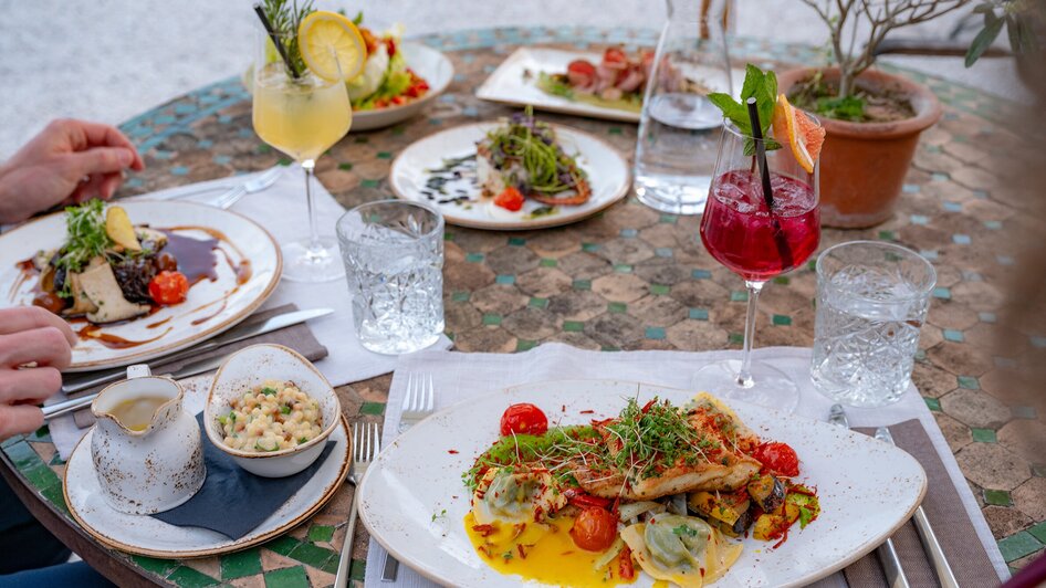 aiola im Schloss | © 5komma5sinne - Rene Strasser Fotografie Leckeres Essen bei aiola im Schloss mit Drinks und Vorspeisen. | © 5komma5sinne - Rene Strasser Fotografie