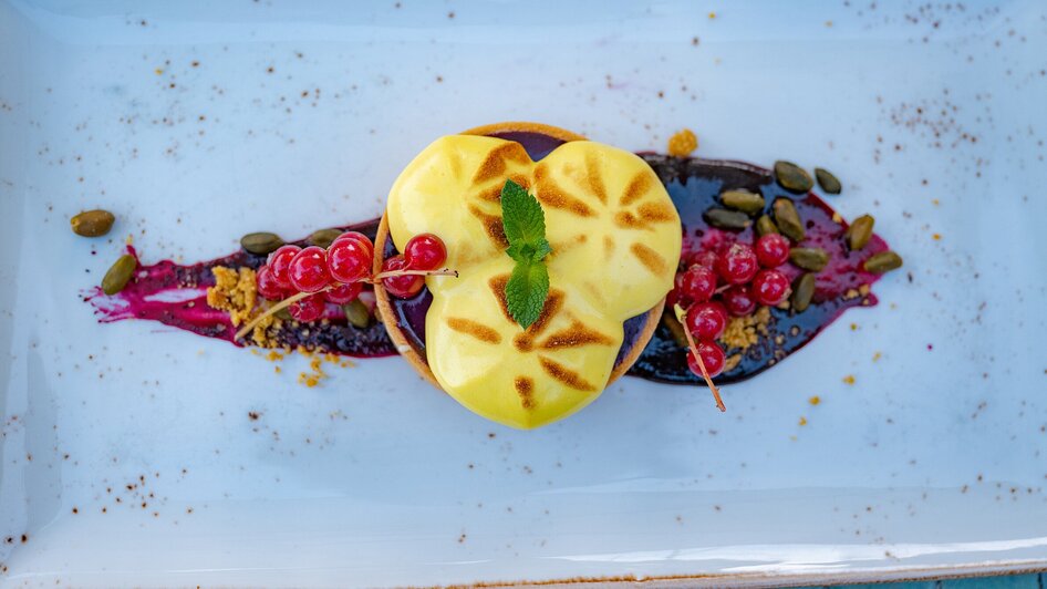 Dessert-Variation im aiola im Schloss | © 5komma5sinne - Rene Strasser Fotografie Ein kreatives Dessert im aiola im Schloss mit Fruchtsoße und Deko. | © 5komma5sinne - Rene Strasser Fotografie