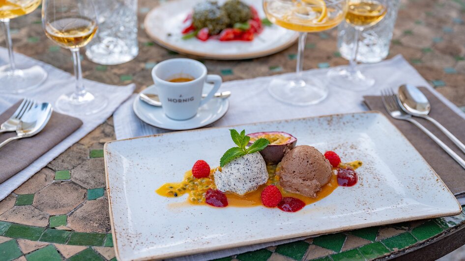 Dessertvariation im aiola im Schloss | © 5komma5sinne - Rene Strasser Fotografie Ein Teller mit Schokoladeneis, Passionsfrucht und Himbeeren im aiola im Schloss. | © 5komma5sinne - Rene Strasser Fotografie