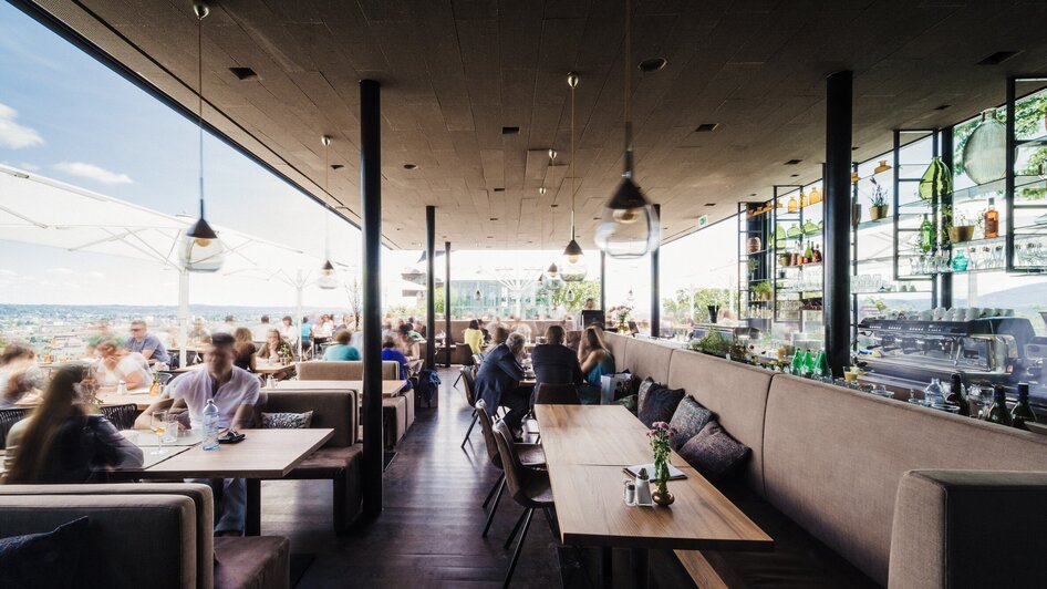 Moderne Restaurant-Innenansicht in Graz mit schöner Aussicht. | © aiola