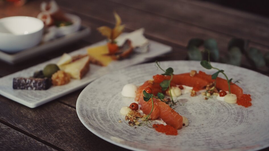 Ein elegantes Gericht mit Lachs, Kaviar und Garnierungen. | © aiola