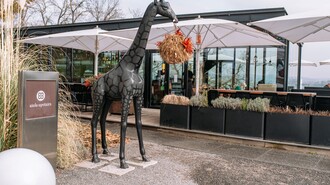 Eine stilisierte Giraffen-Skulptur vor dem aiola upstairs Restaurant. | © 5komma5sinne - Rene Strasser Fotografie 