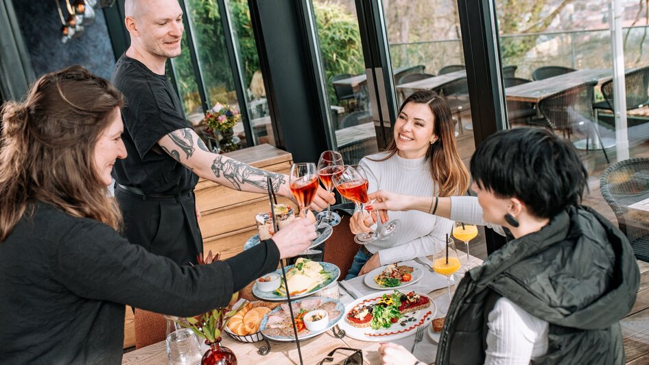 Freunde stoßen mit Getränken im aiola upstairs an. | © 5komma5sinne - Rene Strasser Fotografie 
