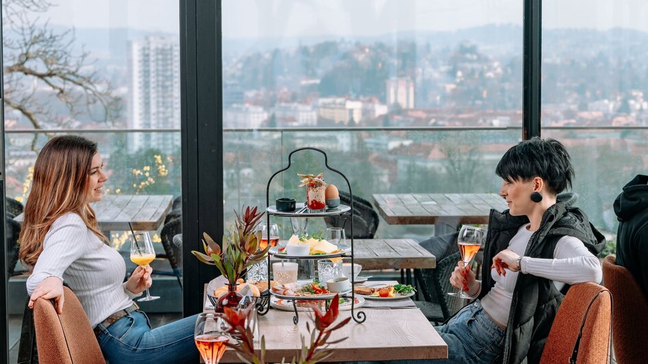Zwei Frauen genießen Brunch und Cocktails bei aiola upstairs mit Blick auf Graz. | © 5komma5sinne - Rene Strasser Fotografie 