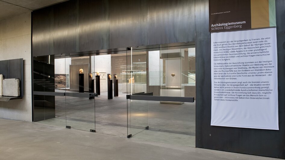 Moderne Glaseingangstür zum Archäologiemuseum mit Ausstellungen. | © UMJ - N. Lackner