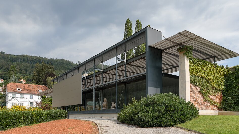 Ein minimalistisches Gebäude mit Glas und Stahl in Graz, umgeben von Grünflächen. | © Universalmuseum Joanneum - N. Lackner