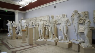 Ein Raum mit verschiedenen weißen Skulpturen und Reliefs. | © Institut für Archäologie