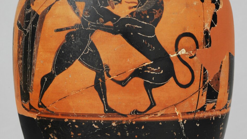 Antike griechische Vase mit einer Darstellung eines Kämpfers, der gegen einen Löwen kämpft.