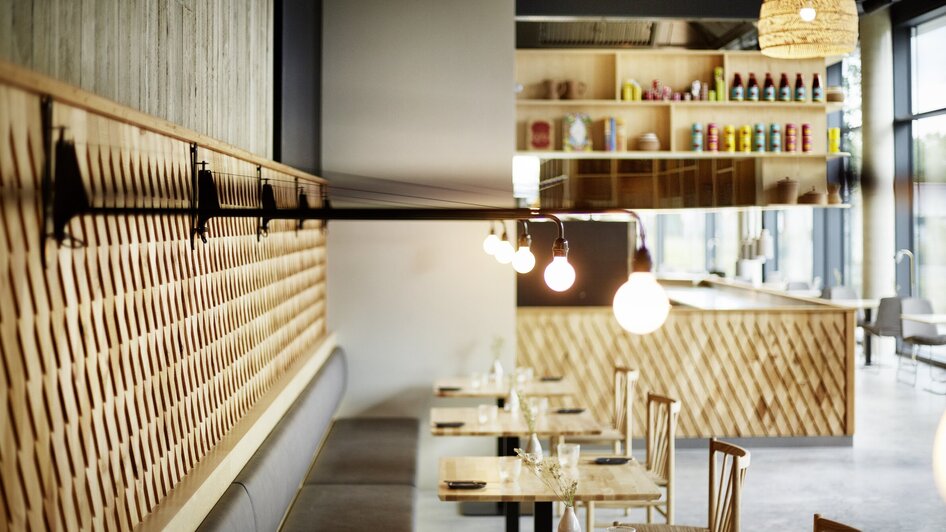 Modernes Restaurant mit Holzelementen und stilvollem Ambiente.
