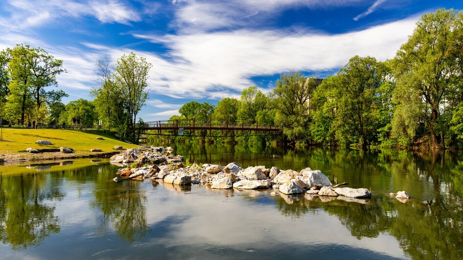 Idyllische Augartenbucht in Graz | © Graz Tourismus - Harry Schiffer Friedliche Szenerie der Augartenbucht in Graz mit Bäumen und Wasserreflektion. | © Graz Tourismus - Harry Schiffer