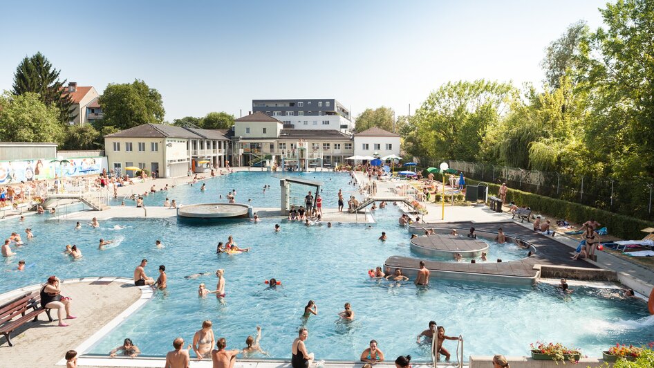 Belebtes Augartenbad Graz mit vielen Schwimmern und Sonnenliegen. | © Holding Graz - Joel Kernasenko