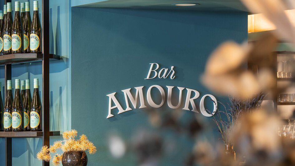 Moderne Bar Amouro mit eleganten Sitzplätzen und stilvollem Ambiente.