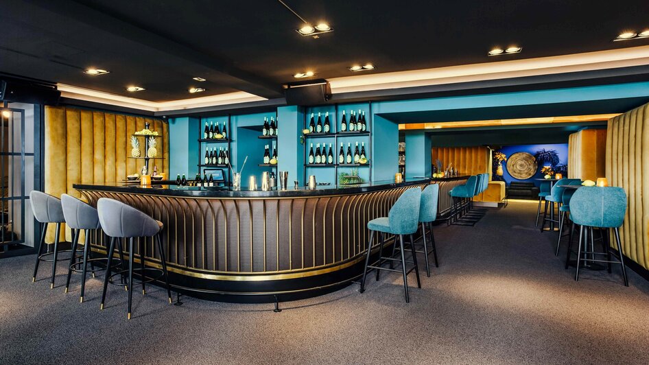 Elegante Bar mit runder Theke und stilvollen Sitzplätzen.