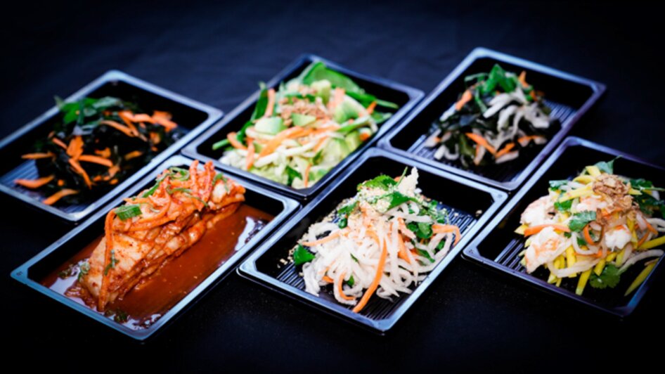 Sechs verschiedene koreanische Beilagen in Schalen, frisch zubereitet. | © Bowls & Pots by MayKay