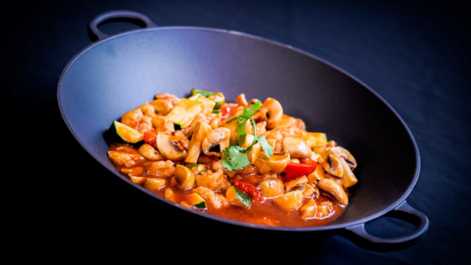 Buntes Gemüse und Pilze in einer Pfanne mit Sauce. | © Bowls & Pots by MayKay