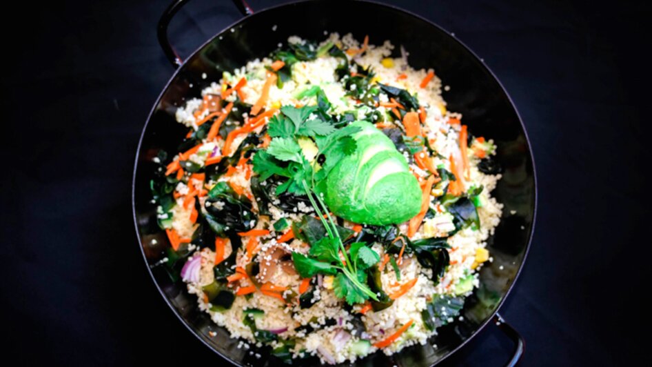Bunte Couscous-Schüssel mit Gemüse und Kräutern. | © Bowls & Pots by MayKay