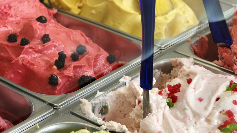 Vielfältige Eissorten in bunten Farben mit Schaufeln. | © Café Muhr