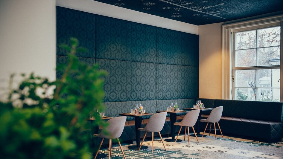 Stylisches Café mit eleganten Möbeln und schickem Ambiente.