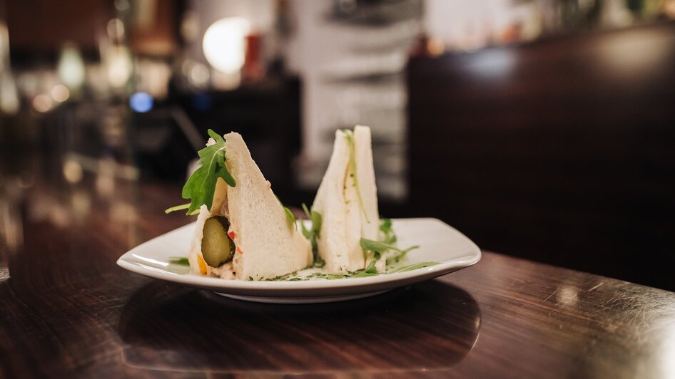 Zwei Sandwiches auf einem Teller in einem Café. | © Ripix