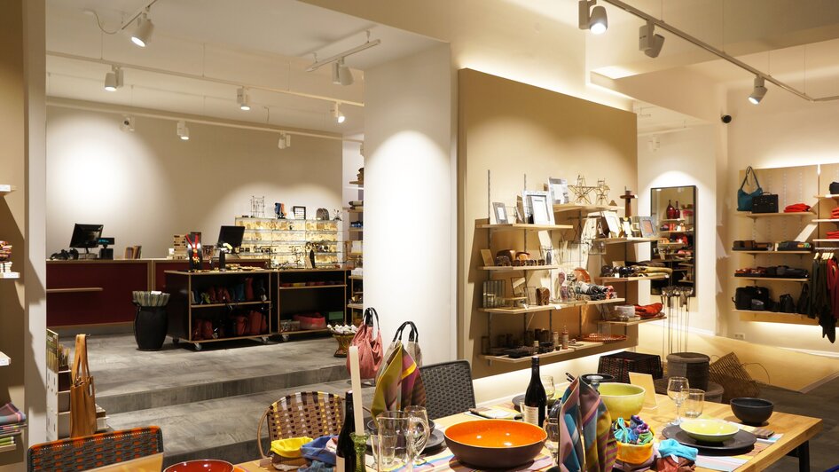 Ein stilvoller Laden mit Geschirr und Wohnaccessoires. | © Andreas Reiter