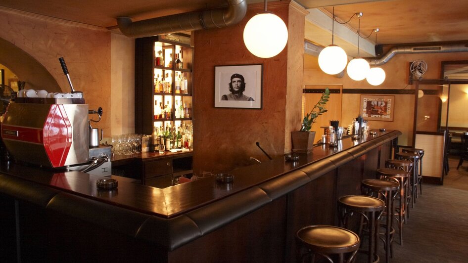 Gemütliche Bar mit gutem Ambiente und einer großen Auswahl an Getränken. | © cohibar