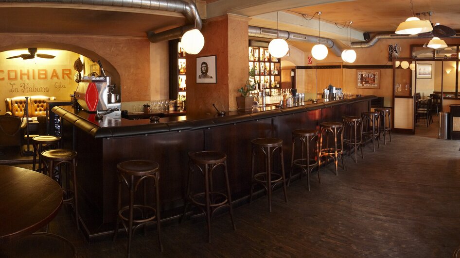 Innenansicht der Cohibar mit Bar, Tischen und gemütlicher Atmosphäre. | © cohibar