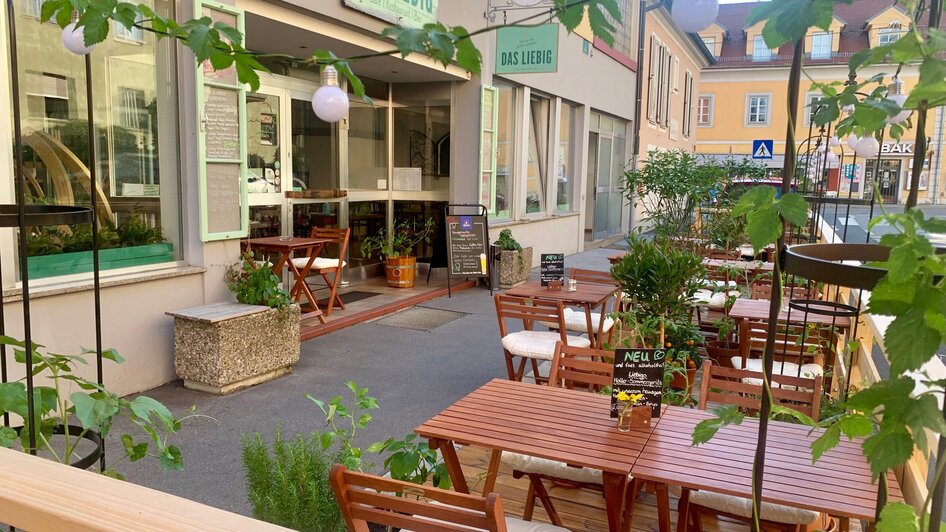 Außenbereich des Restaurants Das Liebig mit Tischen und Pflanzen in Graz. | © R&D Gastro OG