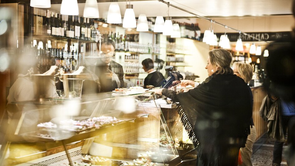 Besucher genießen Delikatessen in einem lebhaften Bistro.