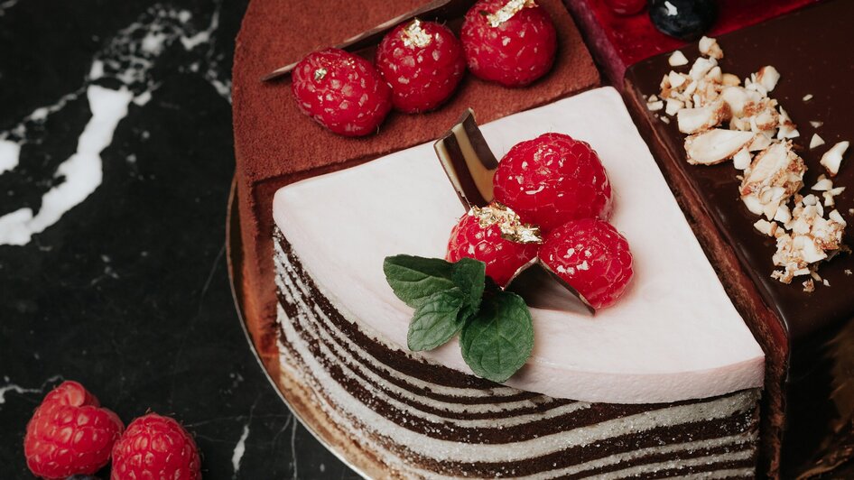 Ein wunderschöner Schokoladenkuchen mit Himbeeren und Blaubeeren.